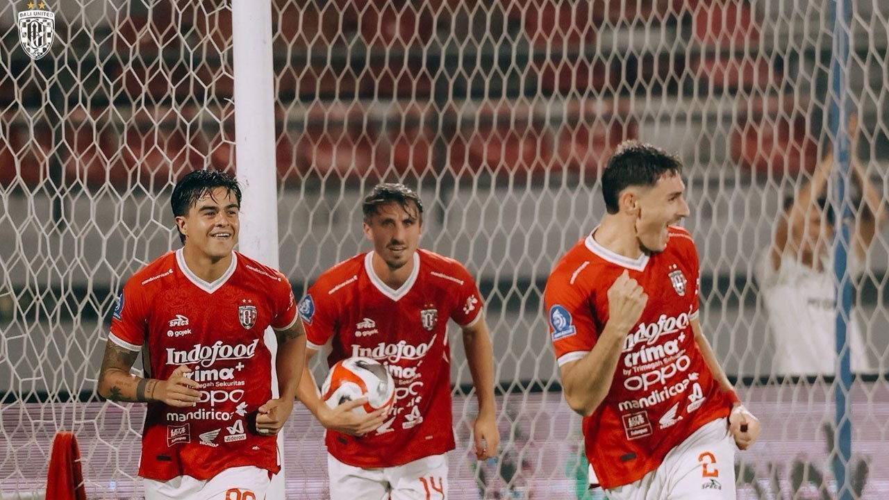 Para pemain Bali United melakukan selebrasi setelah mencetak gol ke gawang PSBS Biak dalam kemenangan telak 6-1 di Super League.