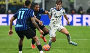 Duel intens pemain Inter Milan dan Como dalam laga krusial perebutan tiket final Coppa Italia.