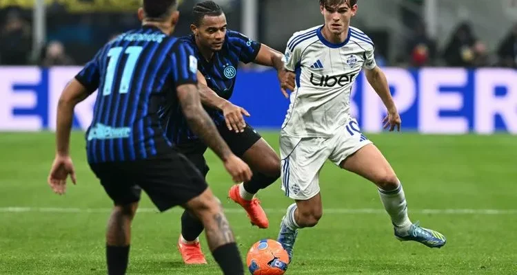 Duel intens pemain Inter Milan dan Como dalam laga krusial perebutan tiket final Coppa Italia.