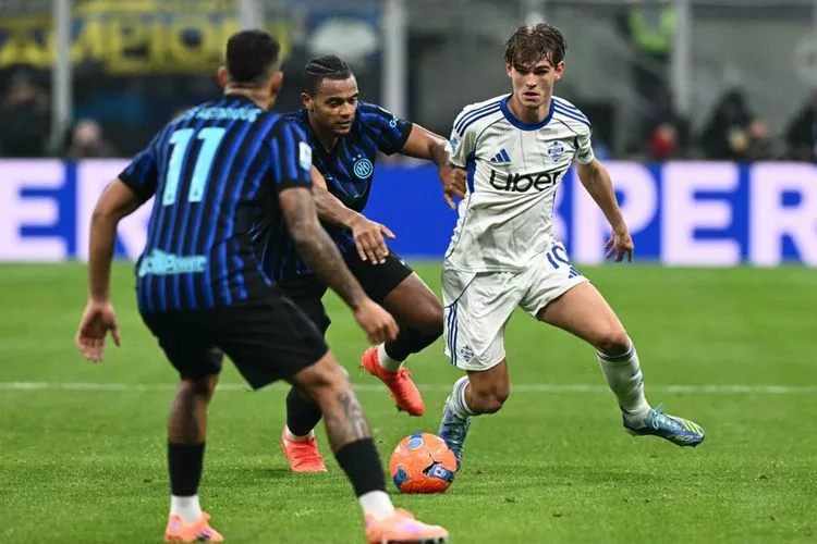 Duel intens pemain Inter Milan dan Como dalam laga krusial perebutan tiket final Coppa Italia.