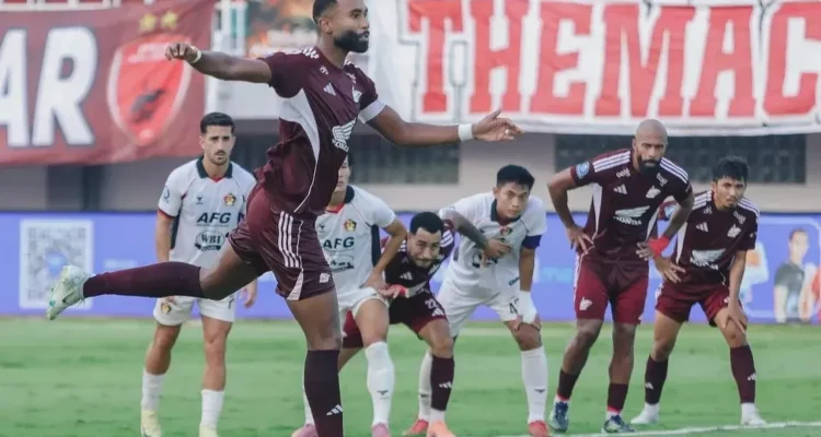 Selebrasi penyerang PSM Makassar, Emenike, setelah mencetak gol krusial ke gawang Persik Kediri.