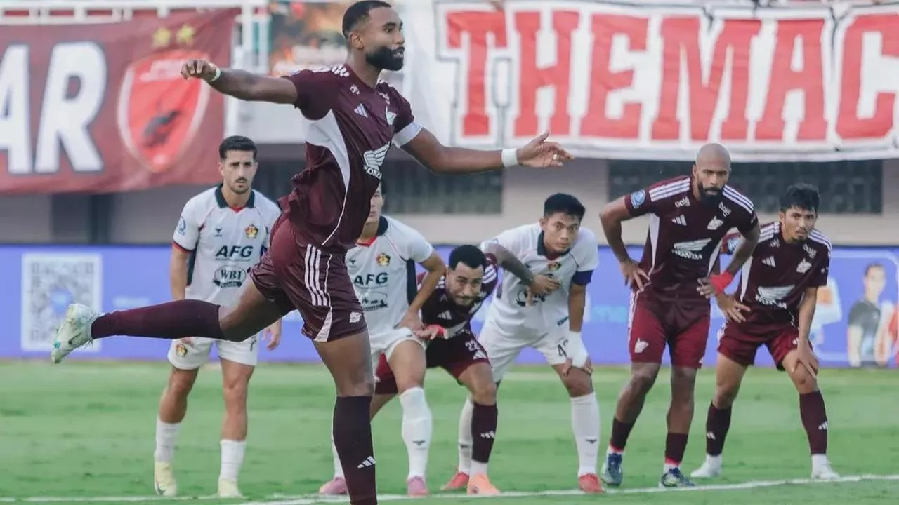 Selebrasi penyerang PSM Makassar, Emenike, setelah mencetak gol krusial ke gawang Persik Kediri.