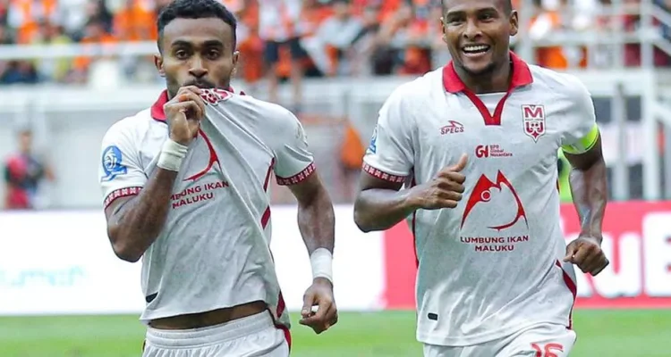 Pemain Malut United merayakan gol dalam kemenangan telak 7-0 atas PSBS di laga Super League.