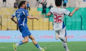 Duel udara pemain Persita saat menghadapi PSIM Yogyakarta dalam laga tandang di Bantul untuk mengakhiri puasa kemenangan.