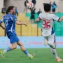 Duel udara pemain Persita saat menghadapi PSIM Yogyakarta dalam laga tandang di Bantul untuk mengakhiri puasa kemenangan.