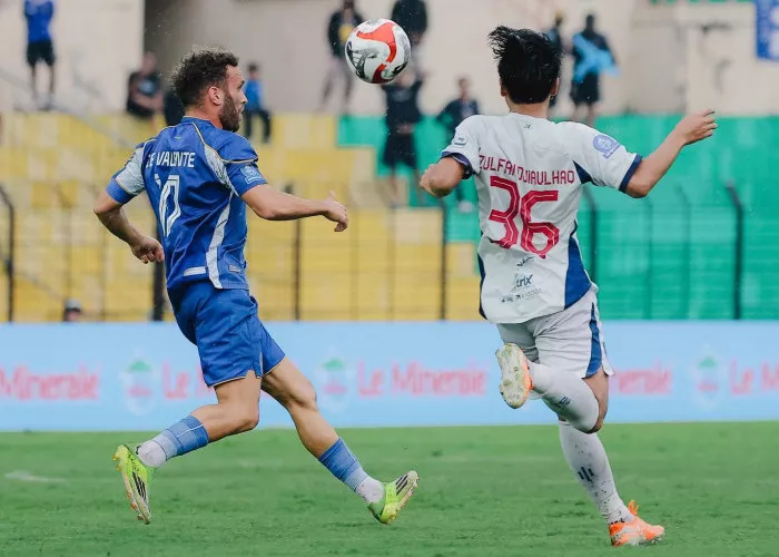 Duel udara pemain Persita saat menghadapi PSIM Yogyakarta dalam laga tandang di Bantul untuk mengakhiri puasa kemenangan.
