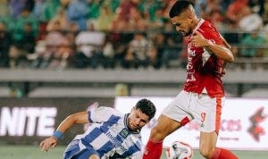 Duel sengit perebutan bola antara pemain Persib Bandung dan Bali United di tengah lapangan dalam pertandingan Liga 1.