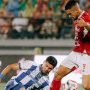Duel sengit perebutan bola antara pemain Persib Bandung dan Bali United di tengah lapangan dalam pertandingan Liga 1.
