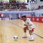 Pemain Timnas Futsal Indonesia berduel memperebutkan bola melawan pemain Thailand di Final AFF Futsal 2026.