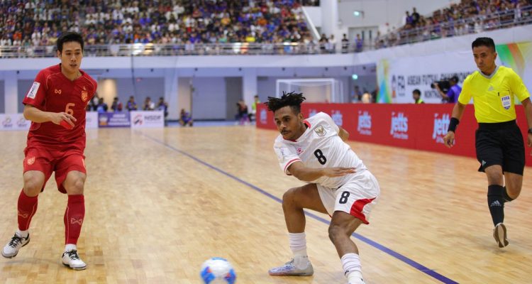 Pemain Timnas Futsal Indonesia berduel memperebutkan bola melawan pemain Thailand di Final AFF Futsal 2026.