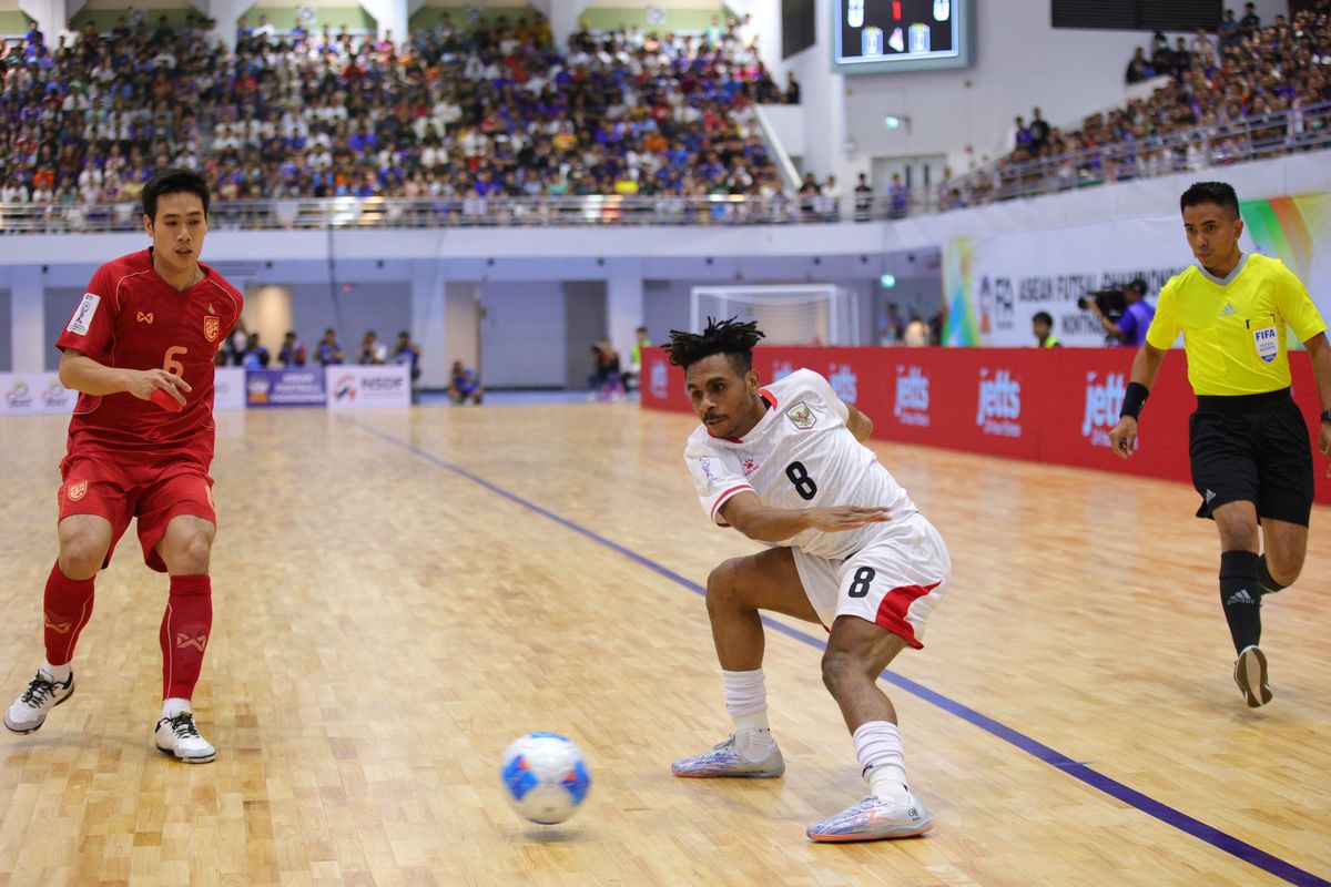 Pemain Timnas Futsal Indonesia berduel memperebutkan bola melawan pemain Thailand di Final AFF Futsal 2026.