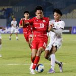 Pemain Timnas Indonesia U-17 nomor punggung 13 sedang berduel memperebutkan bola dengan pemain Timor Leste dalam laga Piala AFF U-17 2026.