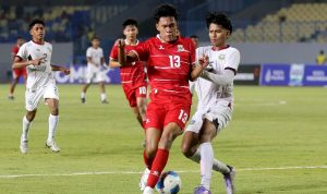 Pemain Timnas Indonesia U-17 nomor punggung 13 sedang berduel memperebutkan bola dengan pemain Timor Leste dalam laga Piala AFF U-17 2026.