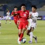 Pemain Timnas Indonesia U-17 nomor punggung 13 sedang berduel memperebutkan bola dengan pemain Timor Leste dalam laga Piala AFF U-17 2026.