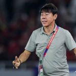 Pelatih Shin Tae-yong memberikan instruksi dari pinggir lapangan saat memimpin Timnas Indonesia dalam laga Kualifikasi Piala Dunia.