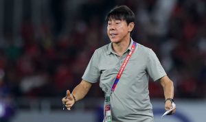 Pelatih Shin Tae-yong memberikan instruksi dari pinggir lapangan saat memimpin Timnas Indonesia dalam laga Kualifikasi Piala Dunia.