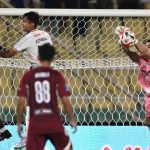 Kiper Borneo FC melakukan penyelamatan krusial di depan gawang saat ditekan oleh penyerang PSM Makassar dalam laga lanjutan Liga 1.