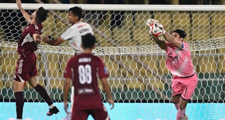 Kiper Borneo FC melakukan penyelamatan krusial di depan gawang saat ditekan oleh penyerang PSM Makassar dalam laga lanjutan Liga 1.
