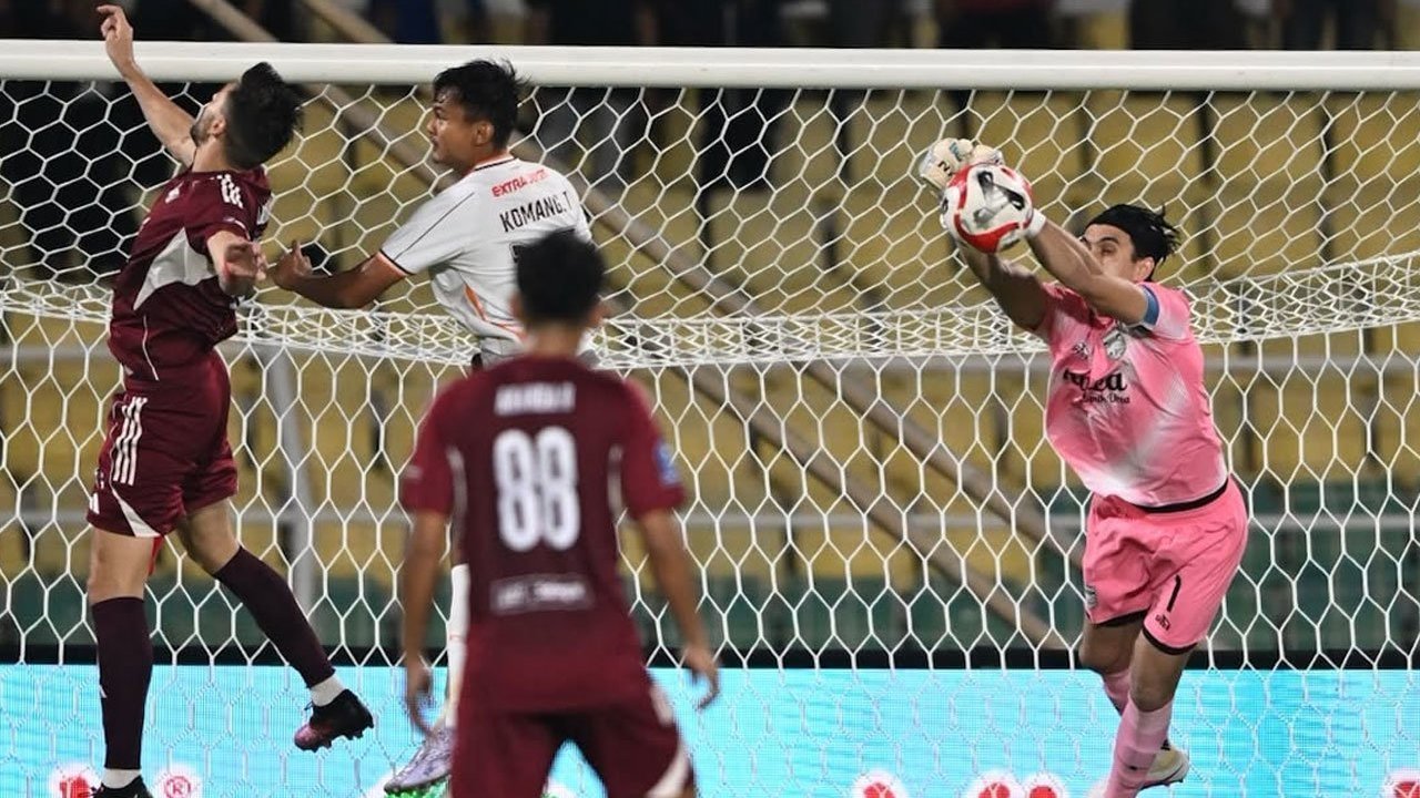 Kiper Borneo FC melakukan penyelamatan krusial di depan gawang saat ditekan oleh penyerang PSM Makassar dalam laga lanjutan Liga 1.