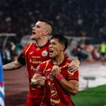Eksel Runtukahu dan rekan setimnya di Persija Jakarta melakukan selebrasi gol, kabar baik pemanggilan TC Timnas Indonesia untuk AFF 2026.