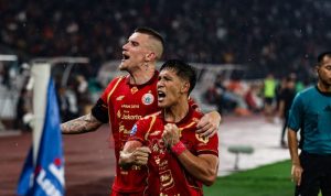 Eksel Runtukahu dan rekan setimnya di Persija Jakarta melakukan selebrasi gol, kabar baik pemanggilan TC Timnas Indonesia untuk AFF 2026.