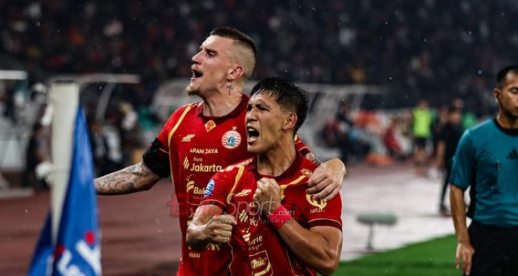 Eksel Runtukahu dan rekan setimnya di Persija Jakarta melakukan selebrasi gol, kabar baik pemanggilan TC Timnas Indonesia untuk AFF 2026.