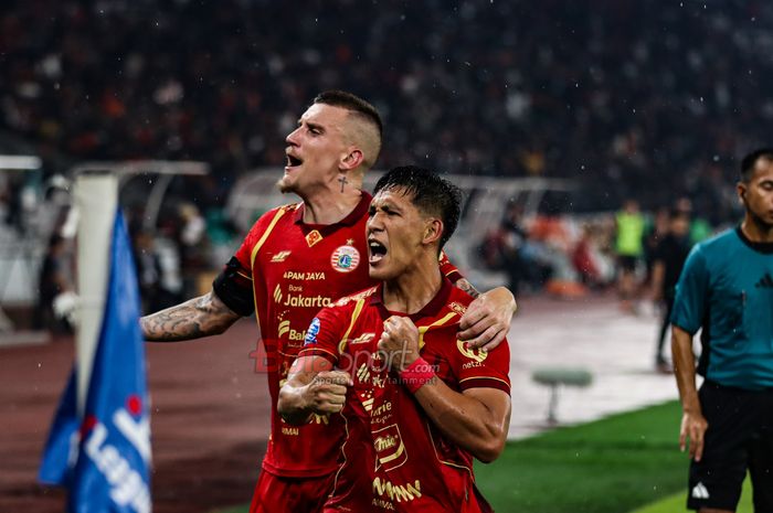 Eksel Runtukahu dan rekan setimnya di Persija Jakarta melakukan selebrasi gol, kabar baik pemanggilan TC Timnas Indonesia untuk AFF 2026.