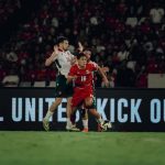 Aksi Dony Tri Pamungkas saat menggiring bola melewati kawalan pemain lawan dalam pertandingan internasional.