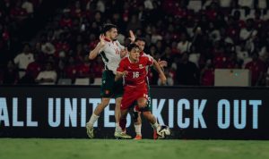 Aksi Dony Tri Pamungkas saat menggiring bola melewati kawalan pemain lawan dalam pertandingan internasional.