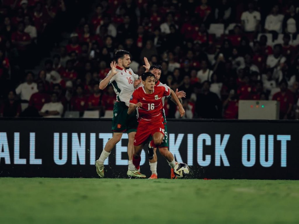 Aksi Dony Tri Pamungkas saat menggiring bola melewati kawalan pemain lawan dalam pertandingan internasional.