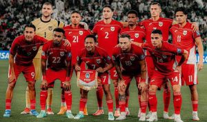Foto skuad Timnas Indonesia mengenakan jersey merah saat sesi foto tim sebelum pertandingan kualifikasi Piala Asia 2027.