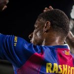 Marcus Rashford mengenakan jersey dengan namanya, memicu spekulasi kepindahannya dari Manchester United.