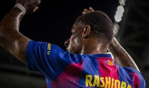 Marcus Rashford mengenakan jersey dengan namanya, memicu spekulasi kepindahannya dari Manchester United.