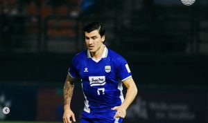 Sergio Castel, pemain andalan Persib Bandung, sedang beraksi di lapangan dalam laga BRI Super League.
