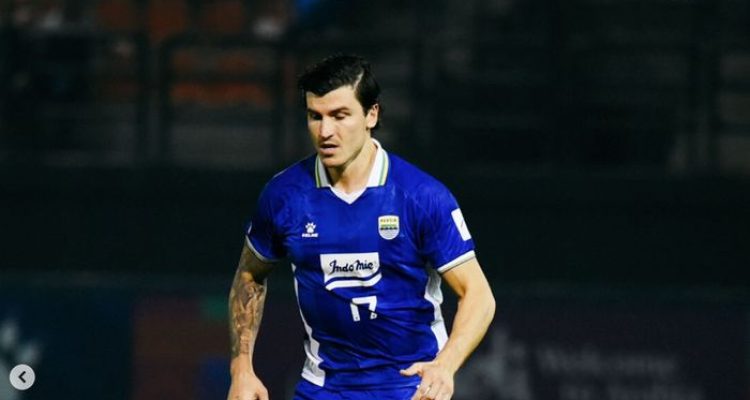 Sergio Castel, pemain andalan Persib Bandung, sedang beraksi di lapangan dalam laga BRI Super League.