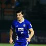 Sergio Castel, pemain andalan Persib Bandung, sedang beraksi di lapangan dalam laga BRI Super League.