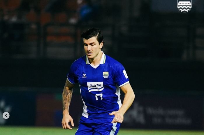 Sergio Castel, pemain andalan Persib Bandung, sedang beraksi di lapangan dalam laga BRI Super League.