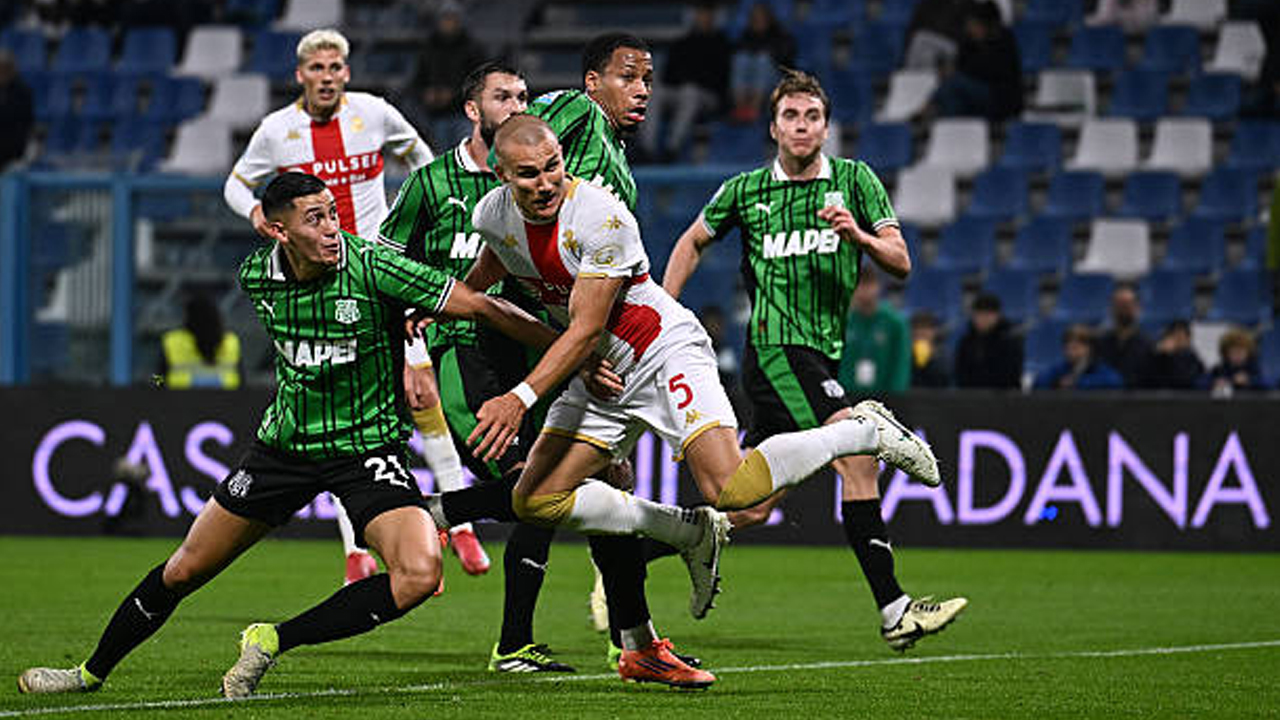 Duel sengit pemain Sassuolo dan Genoa dalam lanjutan Liga Italia yang melibatkan Jay Idzes.