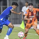 Duel perebutan bola antara pemain Borneo FC dan Persib Bandung di lapangan hijau.