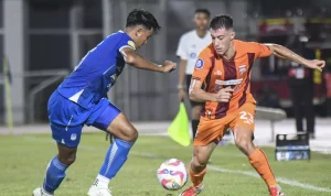 Duel perebutan bola antara pemain Borneo FC dan Persib Bandung di lapangan hijau.