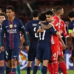 Pemain PSG dan Bayern Munich saling bersalaman dan berpelukan pasca laga sengit PSG vs Bayern di Liga Champions.