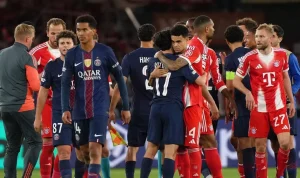 Pemain PSG dan Bayern Munich saling bersalaman dan berpelukan pasca laga sengit PSG vs Bayern di Liga Champions.
