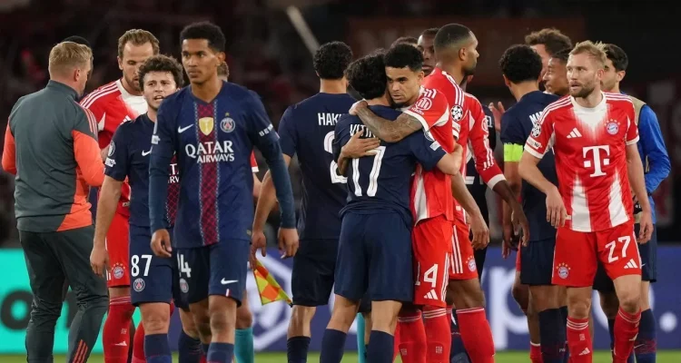 Pemain PSG dan Bayern Munich saling bersalaman dan berpelukan pasca laga sengit PSG vs Bayern di Liga Champions.