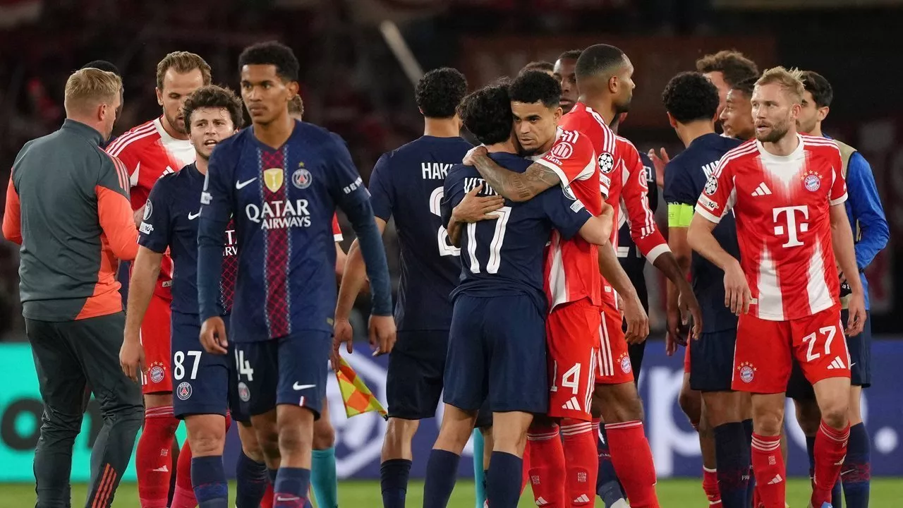 Pemain PSG dan Bayern Munich saling bersalaman dan berpelukan pasca laga sengit PSG vs Bayern di Liga Champions.