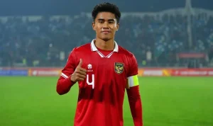 Bek Timnas Indonesia Muhammad Ferarri mengenakan ban kapten dan jersey merah saat bertanding di stadion.