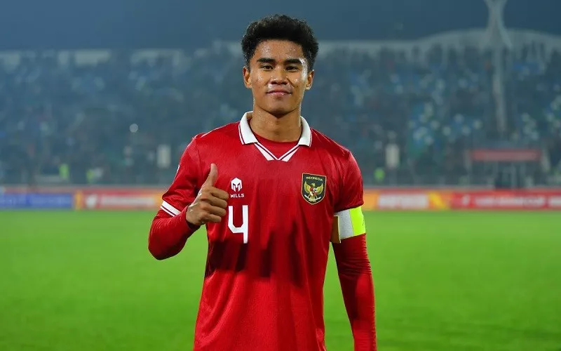 Bek Timnas Indonesia Muhammad Ferarri mengenakan ban kapten dan jersey merah saat bertanding di stadion.