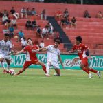 Duel perebutan bola antara pemain Madura United dan Semen Padang dalam lanjutan Liga 1 di Stadion Haji Agus Salim.