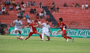 Duel perebutan bola antara pemain Madura United dan Semen Padang dalam lanjutan Liga 1 di Stadion Haji Agus Salim.