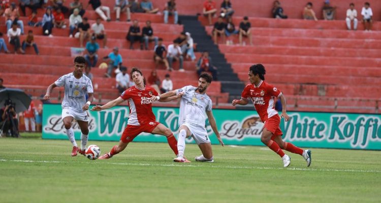 Duel perebutan bola antara pemain Madura United dan Semen Padang dalam lanjutan Liga 1 di Stadion Haji Agus Salim.