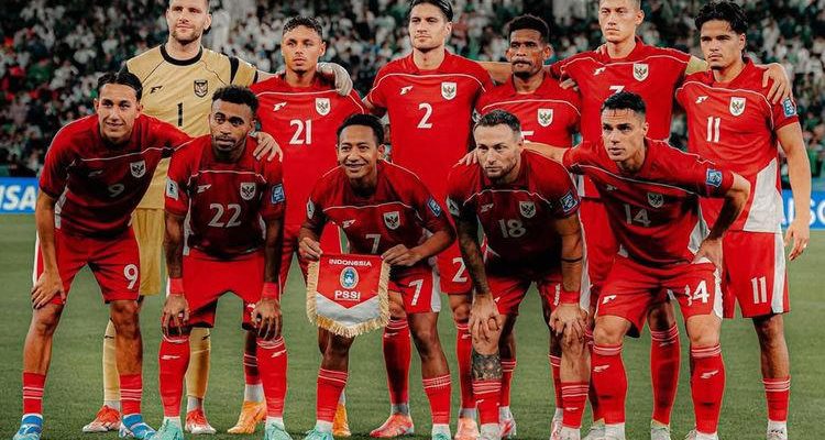 Foto skuad Timnas Indonesia mengenakan jersey merah saat sesi foto tim sebelum pertandingan kualifikasi Piala Asia 2027.